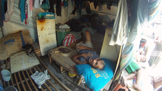 Ve filipnskch slumech ij podle astnho pozitivn lid, kte si na svj osud nestuj.