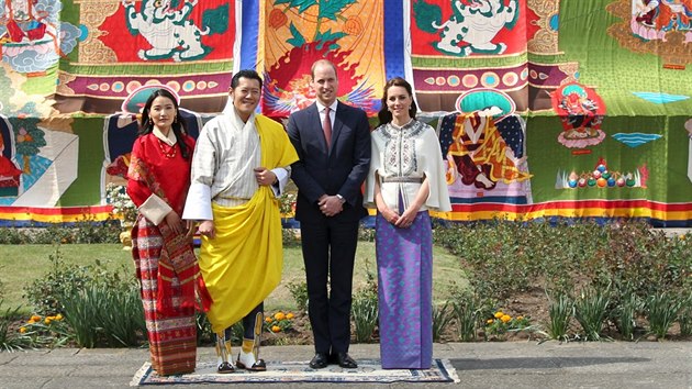 Bhtnsk krl Jigme Khesar Namgyel Wanghung, krlovna Jetsun Pema a britsk princ William s manelkou Kate (Thimphu, 14. dubna 2016)