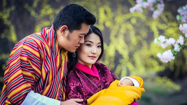 Bhtnsk krl Jigme Khesar Namgyel Wanghung, krlovna Jetsun Pema a jejich syn Jigme Namgyel Wanghung (20. nora 2016)