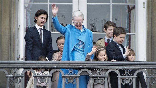Dnsk krlovna Margrethe II. a jej vnouata princ Nikolai, princezny Athena, Isabella, Josephine a princov Felix, Christian a Vincent (Koda, 16. dubna 2016)
