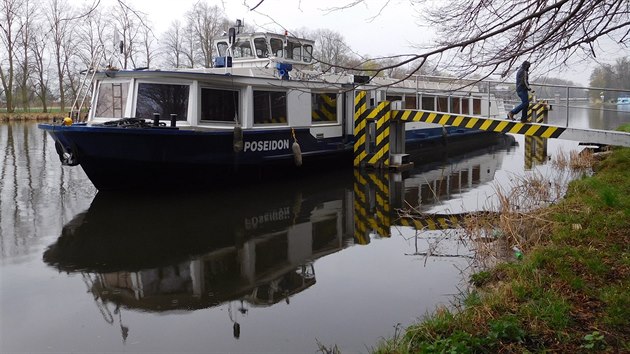 Dvaaticet metr dlouh lo Poseidon piplula v nedli do Tnce nad Labem, kde na ni ek dlouh pesun na Znojemsko.