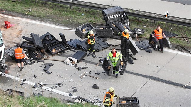 Nehoda dvou nkladnch aut zablokovala 144. km dlnice D1.