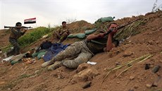Irácké jednotky v bojích s Islámským státem nedaleko Kirkúku (11. dubna 2016)