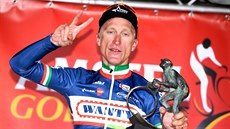 Enrico Gasparotto s trofejí pro vítěze závodu Amstel Gold Race. Enrico Gasparotto s trofejí pro vítěze závodu Amstel Gold Race.