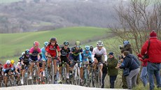 Stoupání cyklistů v březnovém závodě Strade Bianche. Stoupání cyklistů v březnovém závodě Strade Bianche.