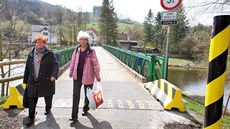 Na přetěžovaný ohrožený most přes Ohři v Šemnici už se kamiony díky sloupům a... Na přetěžovaný ohrožený most přes Ohři v Šemnici už se kamiony díky sloupům a...