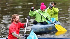 Dobrovolníci po obou březích Ohře čistili v Karlových Varech řeku od odpadků. Dobrovolníci po obou březích Ohře čistili v Karlových Varech řeku od odpadků.