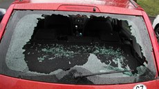 Vandal rozbíjel autm v Sokolov zadní skla.