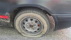 Vandal propíchal autm v Kynperku pneumatiky.