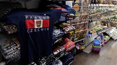 Název Czechia se objevuje na trikách, která obchodníci prodávají v centru...