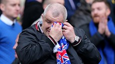 KLUCI, JÁ JSEM TAK DOJATÝ. Fanouek Glasgow Rangers si utírá slzy dojetí poté,...