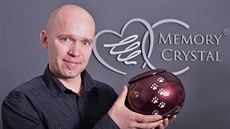 Dalibor Novák už ve své sklárně v České Lípě vyrábí zvířecí urny, do nichž se... Dalibor Novák už ve své sklárně v České Lípě vyrábí zvířecí urny, do nichž se...