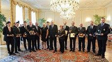 Studenti s prezidentem na Pražském hradě. Druhý a třetí zleva - Martin Bartoš a... Studenti s prezidentem na Pražském hradě. Druhý a třetí zleva - Martin Bartoš a...