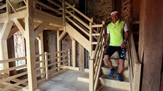 Ultramaratonec Miloš Škorpil sbíhá ze zvonice jižní věže kostela sv. Mikuláše v... Ultramaratonec Miloš Škorpil sbíhá ze zvonice jižní věže kostela sv. Mikuláše v...