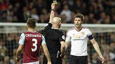 KARTA? ZA CO? Kapitán Manchesteru United Michael Carrick nesouhlasí s...