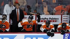 Skleslá stídaka Flyers. Zleva Chris VandeVeldem, kou Dave Hakstol, Claude...