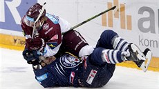 Jan Švrček pacifikuje libereckého hráče ve čtvrtém utkání finále extraligy mezi... Jan Švrček pacifikuje libereckého hráče ve čtvrtém utkání finále extraligy mezi...
