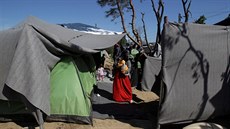 V Idomeni ji nkolik týdn peívají tisíce uprchlík. Úady se je snaí...