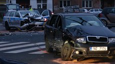Policejní vůz se zapnutým majákem se střetl s osobním vozem na křižovatce ulic... Policejní vůz se zapnutým majákem se střetl s osobním vozem na křižovatce ulic...