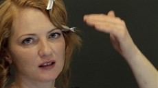S vlnami pokračujte s pomocí hřebenu směrem dolů. S vlnami pokračujte s pomocí hřebenu směrem dolů.