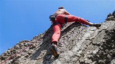 Jan Kare leze na Branických skalách cestu nazvanou Komu zvoní hrana, kterou...