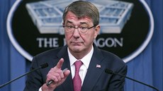 Americký ministr obrany Ash Carter. (3. prosince 2015) Americký ministr obrany Ash Carter. (3. prosince 2015)