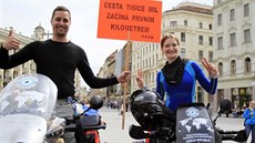 Devětadvacetiletého Vojtěcha Lavického a jeho o dva roky mladší partnerku Mirku... Devětadvacetiletého Vojtěcha Lavického a jeho o dva roky mladší partnerku Mirku...