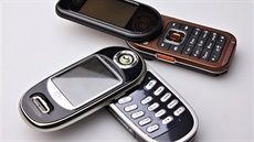 Motorola V80 a Nokia 7373