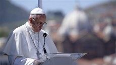 Pape Frantiek navtívil uprchlický tábor na ostrov Lesbos (16. dubna 2016).