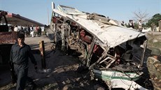 Zniený autobus v afghánském Dalálábádu (11. dubna 2016)