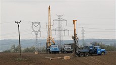 Víc než elektrárna samotná obyvatelům obce vadí všudepřítomné elektrické vedení. Víc než elektrárna samotná obyvatelům obce vadí všudepřítomné elektrické vedení.