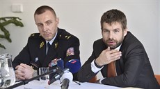 Ministr spravedlnosti Robert Pelikán (vpravo) a generální ředitel Vězeňské... Ministr spravedlnosti Robert Pelikán (vpravo) a generální ředitel Vězeňské...