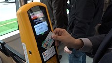Nový terminál v pražské tramvaji umožňuje bezkontaktní platbu za jízdenku. Nový terminál v pražské tramvaji umožňuje bezkontaktní platbu za jízdenku.
