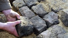 O slavné kostky, které jsou symbolem závodu, pečují Přátelé Paříž-Roubaix s až... O slavné kostky, které jsou symbolem závodu, pečují Přátelé Paříž-Roubaix s až...