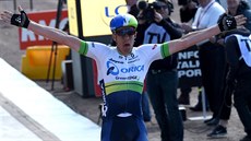 Mathew Hayman slaví nečekaný triumf v závodě Paříž-Roubaix. Mathew Hayman slaví nečekaný triumf v závodě Paříž-Roubaix.