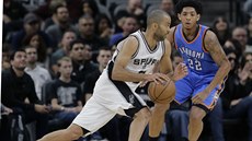 Tony Parker ze San Antonia se pokouší uniknout, brání ho Cameron Payne z... Tony Parker ze San Antonia se pokouší uniknout, brání ho Cameron Payne z...