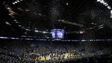 V hale létají konfety, diváci i hrái tetí nadením. Basketbalisté Golden...