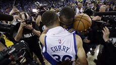 Stephen Curry a Draymond Green v objetí. Basketbalisté Golden State v NBA práv...