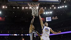 Stephen Curry z Golden State zakonuje v utkání proti Memphisu.