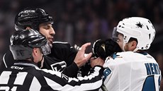 Milan Lucic z Los Angeles tlaí pst do oblieje Tomáe Hertla ze San Jose.