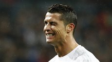IBALSKÉ MRKNUTÍ. Cristiano Ronaldo mrká na jednoho ze svých spoluhrá z Realu...