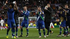 SMUTNÝ KONEC. Fotbalisté Wolfsburgu dkují fanoukm po vyazení z Ligy mistr.