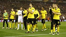 Fotbalisté Borussie Dortmund dkují fanoukm za podporu po vyazení z Evropské...