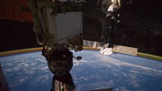 Zábry z ISS a výrazné atmosférické záení nad obzorem (2011, Expedice 29). V...