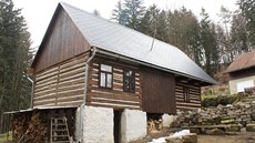 Stará rodinná roubenka je po čtyřech letech svépomocných oprav k nepoznání. Stará rodinná roubenka je po čtyřech letech svépomocných oprav k nepoznání.