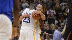 Stephen Curry (vpravo) a Draymond Green se radují z výhry Golden State nad San...