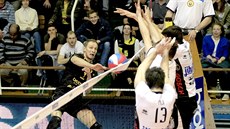 Momentka z duelu volejbalistů Brna (v tmavém) a Českých Budějovic. Momentka z duelu volejbalistů Brna (v tmavém) a Českých Budějovic.