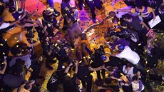 Loučící se Kobe Bryant v zápavě konfet. Loučící se Kobe Bryant v zápavě konfet.