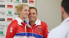 Denisa Allertová (vlevo) a Lucie Hradecká pózují po losu semifinále Fed Cupu v...