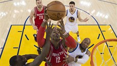 Dwight Howard (uprostřed) z Houstonu se snaží prosadit přes bránící hráče... Dwight Howard (uprostřed) z Houstonu se snaží prosadit přes bránící hráče...